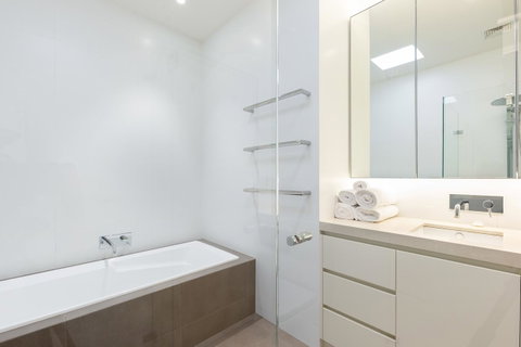 Kensington Self-Contained Modern House (89BROM) - Kingaroy Accommodation 7