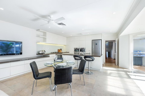 Kensington Self-Contained Modern House (89BROM) - Kingaroy Accommodation 5