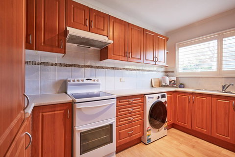 Bright And Spacious Family Home With Leafy Deck - Kingaroy Accommodation 17