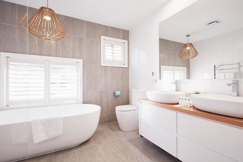 Bright And Spacious Family Home With Leafy Deck - Kingaroy Accommodation 8