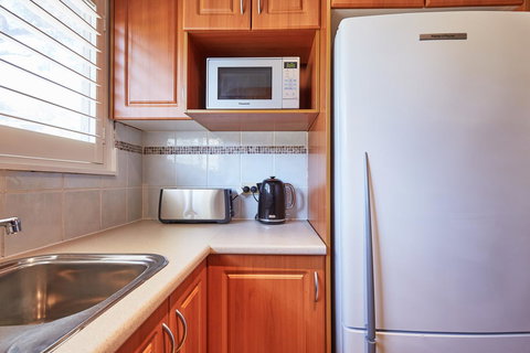 Bright And Spacious Family Home With Leafy Deck - Kingaroy Accommodation 19