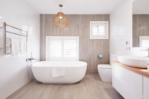 Bright And Spacious Family Home With Leafy Deck - Kingaroy Accommodation 2