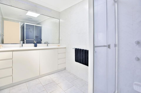 Neptune I Absolute Beachfront I Stunning Views - Kingaroy Accommodation 20