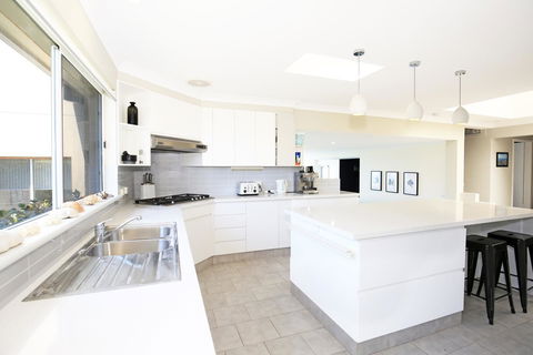 Neptune I Absolute Beachfront I Stunning Views - Kingaroy Accommodation 8