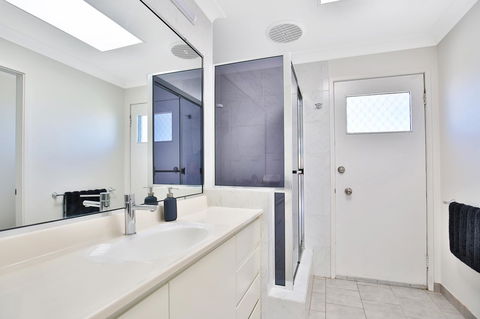 Neptune I Absolute Beachfront I Stunning Views - Kingaroy Accommodation 19