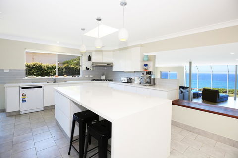 Neptune I Absolute Beachfront I Stunning Views - Kingaroy Accommodation 10