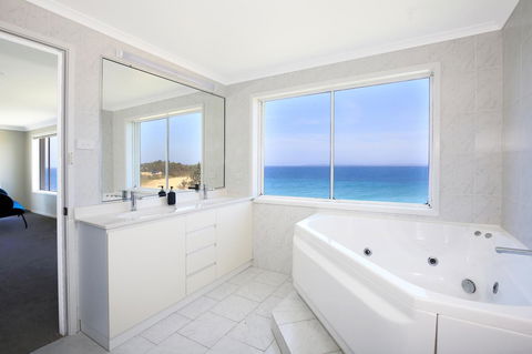 Neptune I Absolute Beachfront I Stunning Views - Kingaroy Accommodation 18