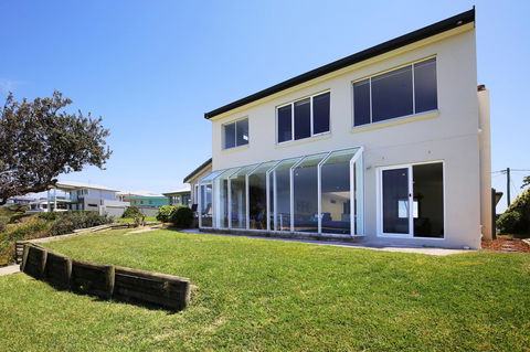 Neptune I Absolute Beachfront I Stunning Views - Kingaroy Accommodation 26