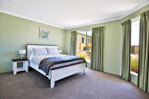 Neptune I Absolute Beachfront I Stunning Views - Kingaroy Accommodation 15