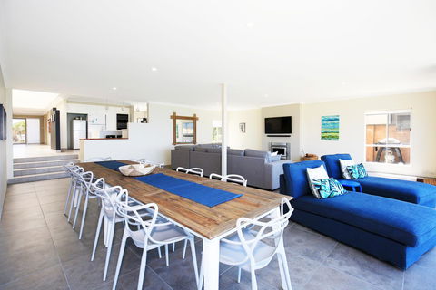 Neptune I Absolute Beachfront I Stunning Views - Kingaroy Accommodation 5
