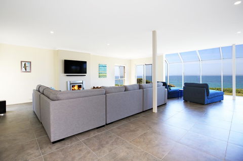 Neptune I Absolute Beachfront I Stunning Views - Kingaroy Accommodation 3