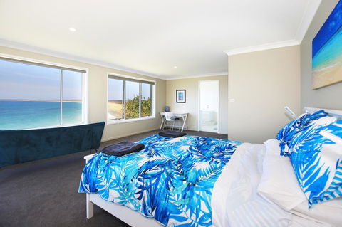 Neptune I Absolute Beachfront I Stunning Views - Kingaroy Accommodation 11