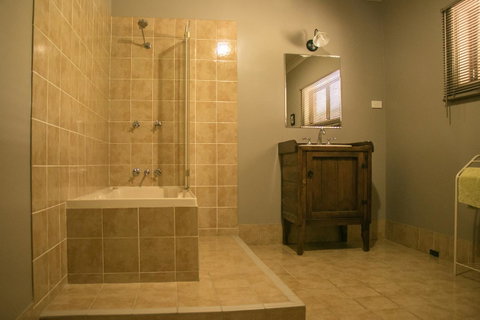 Ironstone Estate Lovedale - Kingaroy Accommodation 10