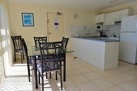 Beach House Holiday Apartments - Kingaroy Accommodation 11