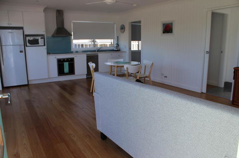 Red Waratah - Kingaroy Accommodation 7