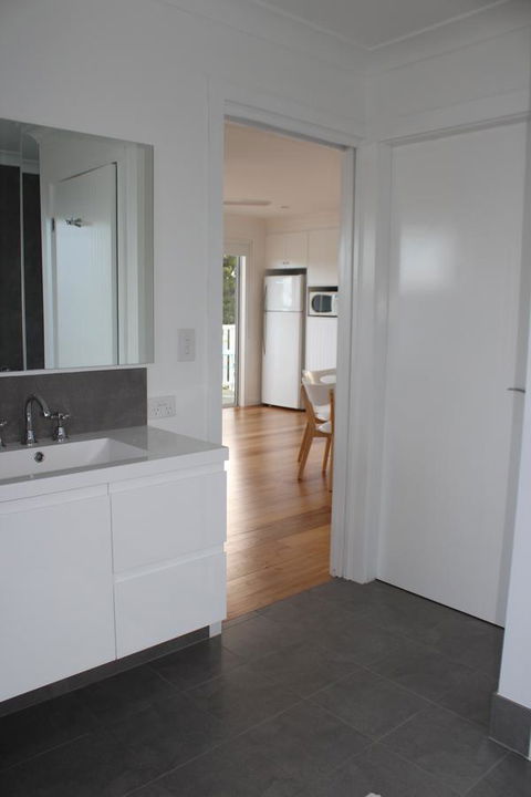 Red Waratah - Kingaroy Accommodation 14