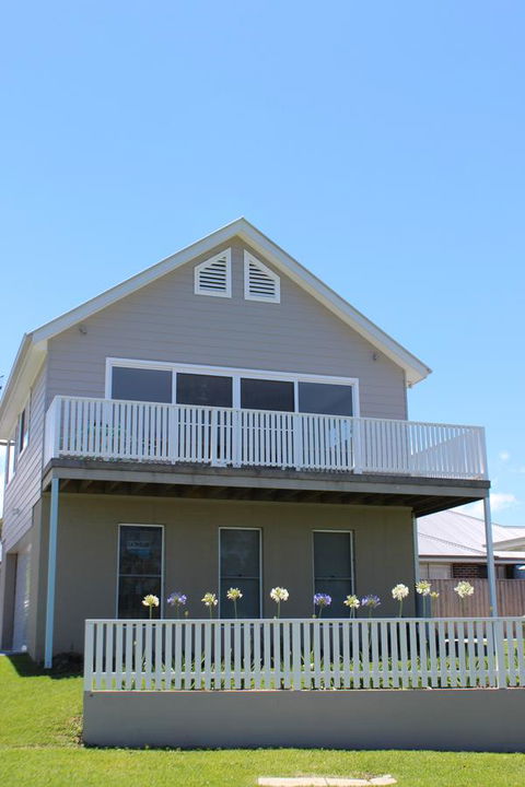 Red Waratah - Kingaroy Accommodation 0