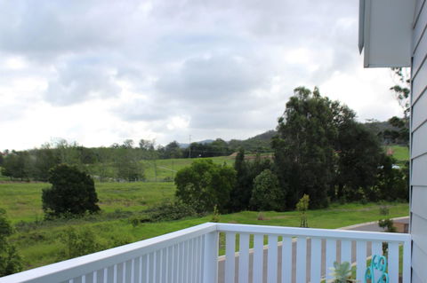 Red Waratah - Kingaroy Accommodation 11
