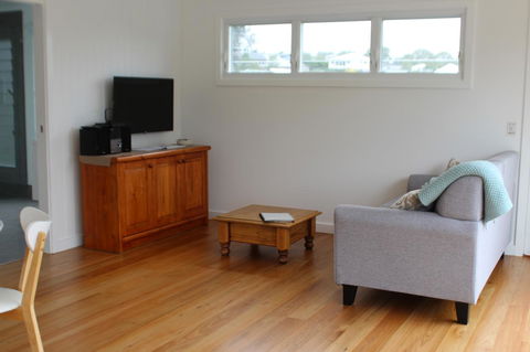 Red Waratah - Kingaroy Accommodation 5