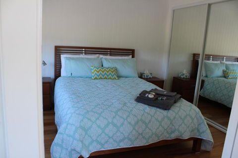 Red Waratah - Kingaroy Accommodation 6