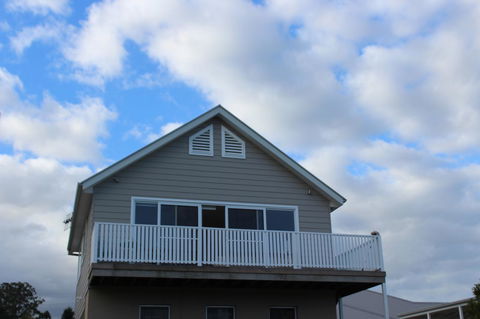 Red Waratah - Kingaroy Accommodation 9
