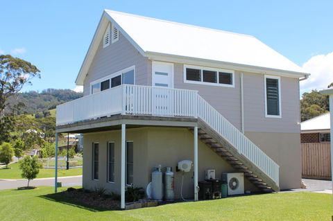 Red Waratah - Kingaroy Accommodation 3
