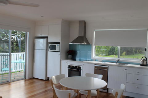 Red Waratah - Kingaroy Accommodation 8