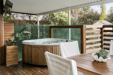 The Spa Cottage With HotTub, Netflix & Stan - Kingaroy Accommodation 24
