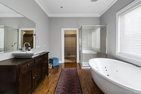 The Spa Cottage With HotTub, Netflix & Stan - Kingaroy Accommodation 12