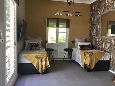 Chanticleer Gardens Barn Cottage With A Pool - Kingaroy Accommodation 14