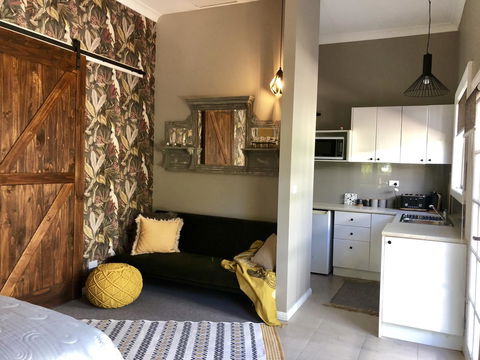 Chanticleer Gardens Barn Cottage With A Pool - Kingaroy Accommodation 19