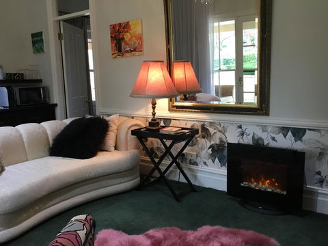 Chanticleer Gardens Barn Cottage With A Pool - Kingaroy Accommodation 42