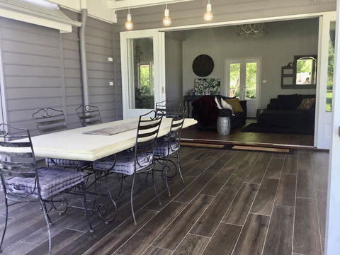 Chanticleer Gardens Barn Cottage With A Pool - Kingaroy Accommodation 12