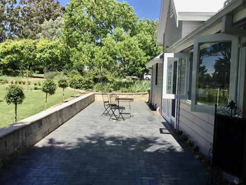 Chanticleer Gardens Barn Cottage With A Pool - Kingaroy Accommodation 4