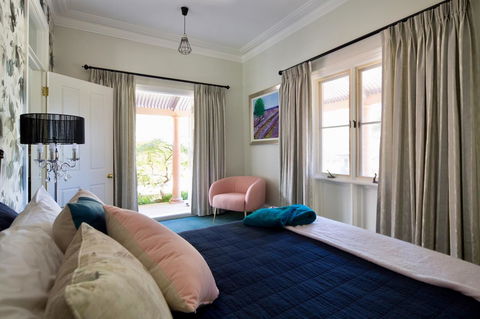 Chanticleer Gardens Barn Cottage With A Pool - Kingaroy Accommodation 36