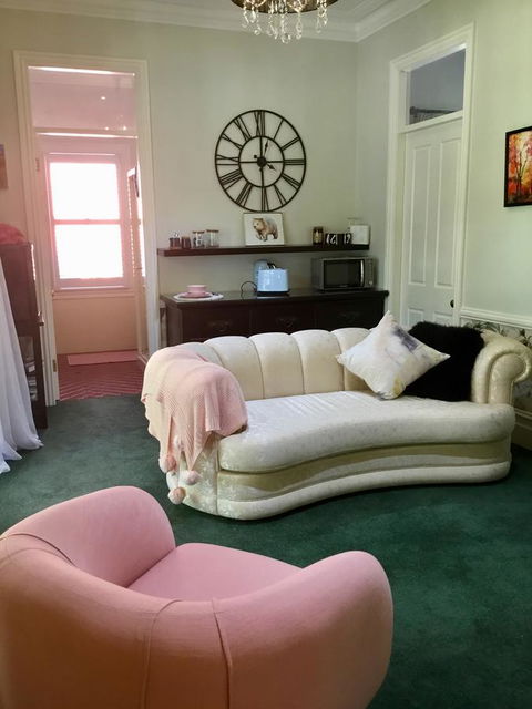 Chanticleer Gardens Barn Cottage With A Pool - Kingaroy Accommodation 41