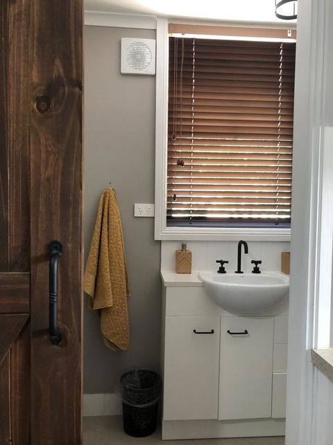 Chanticleer Gardens Barn Cottage With A Pool - Kingaroy Accommodation 22