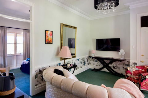 Chanticleer Gardens Barn Cottage With A Pool - Kingaroy Accommodation 44