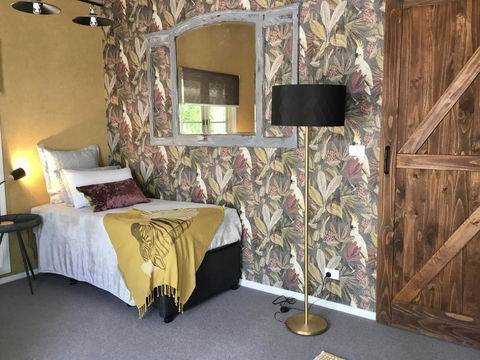 Chanticleer Gardens Barn Cottage With A Pool - Kingaroy Accommodation 2