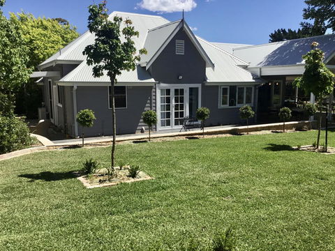 Chanticleer Gardens Barn Cottage With A Pool - Kingaroy Accommodation 9