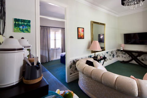 Chanticleer Gardens Barn Cottage With A Pool - Kingaroy Accommodation 43