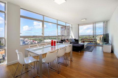 Gadigal Groove - Modern And Bright 3BR Executive Apartment In Zetland With Views - Kingaroy Accommodation 1