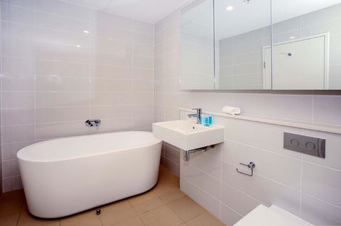 Gadigal Groove - Modern And Bright 3BR Executive Apartment In Zetland With Views - Kingaroy Accommodation 8