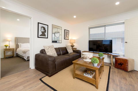 Sleeping In Style - Central & Sophisticated - Kingaroy Accommodation 0