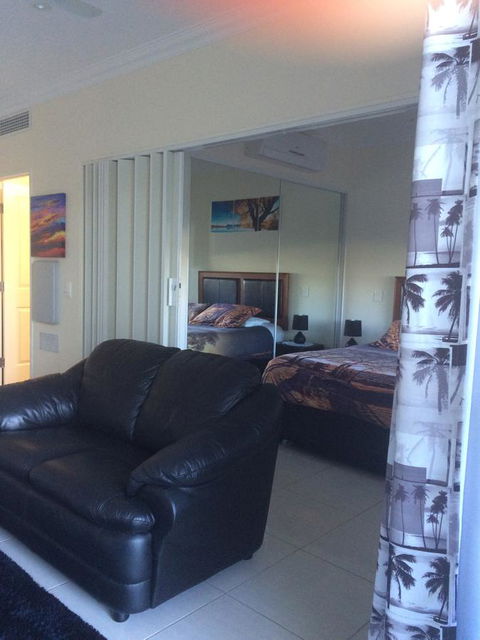Nomikis\'On The Avenue - Kingaroy Accommodation 14