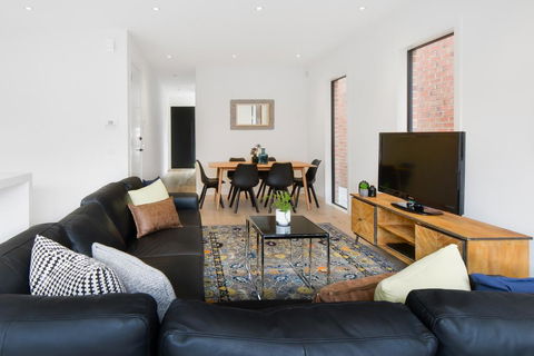Boutique Stays-Murrumbeena Place 1 - Kingaroy Accommodation 2