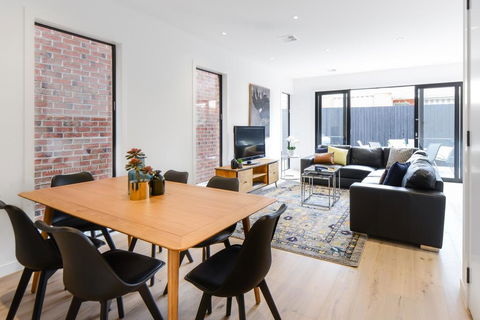 Boutique Stays-Murrumbeena Place 1 - Kingaroy Accommodation 1