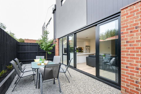 Boutique Stays-Murrumbeena Place 1 - Kingaroy Accommodation 3