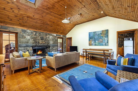 Breakfast Creek Cottage - Central Bluestone Cottage - Kingaroy Accommodation 0