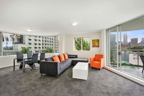 Bridge And Sails - Views Of The Bridge And Opera House From This Executive 2BR Apartment In Darlinghurst - Kingaroy Accommodation 2